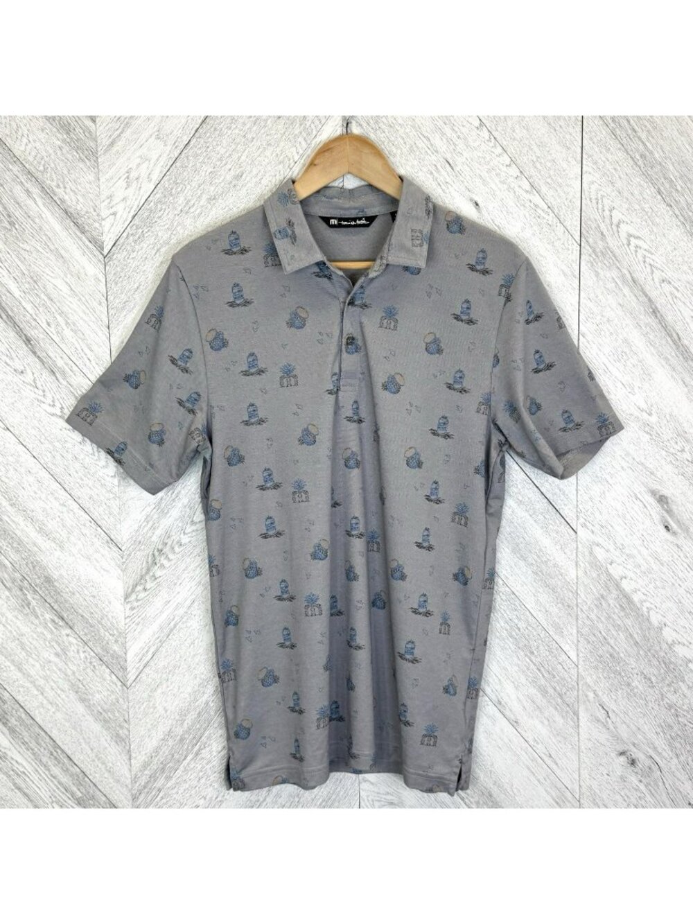Travis Mathew Golf Polo Shirt Mens Size Medium Gray Allover Drink Cocktail Print